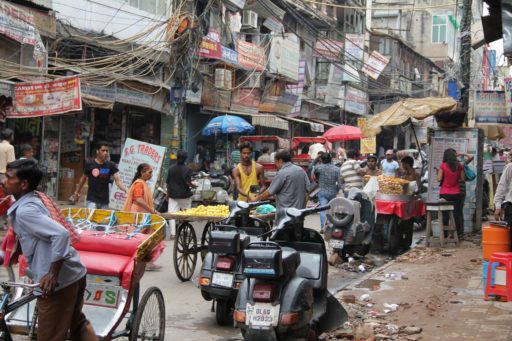 Scène de rue en Inde dans un quartier pauvre