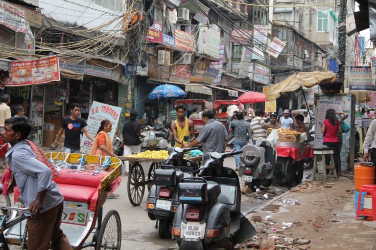 Scène de rue en Inde dans un quartier pauvre