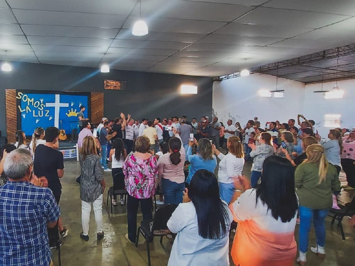 des hommes et des femmes réunis dans une église évangélique en Uruguay pour un culte