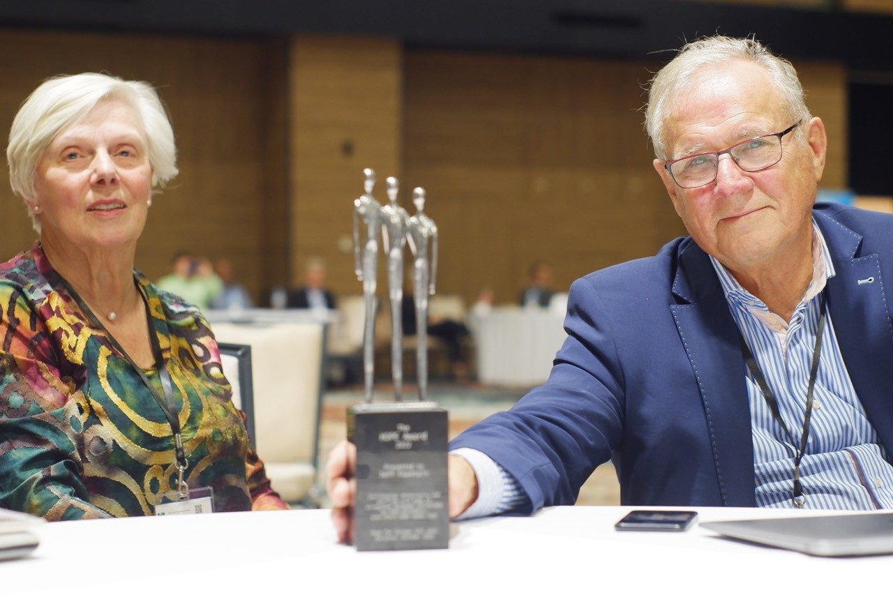 Jeff Fountain et son épouse avec le trophée du HOPE Award 2022