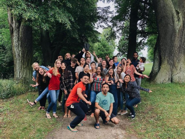 un groupe de jeunes dans une forêt