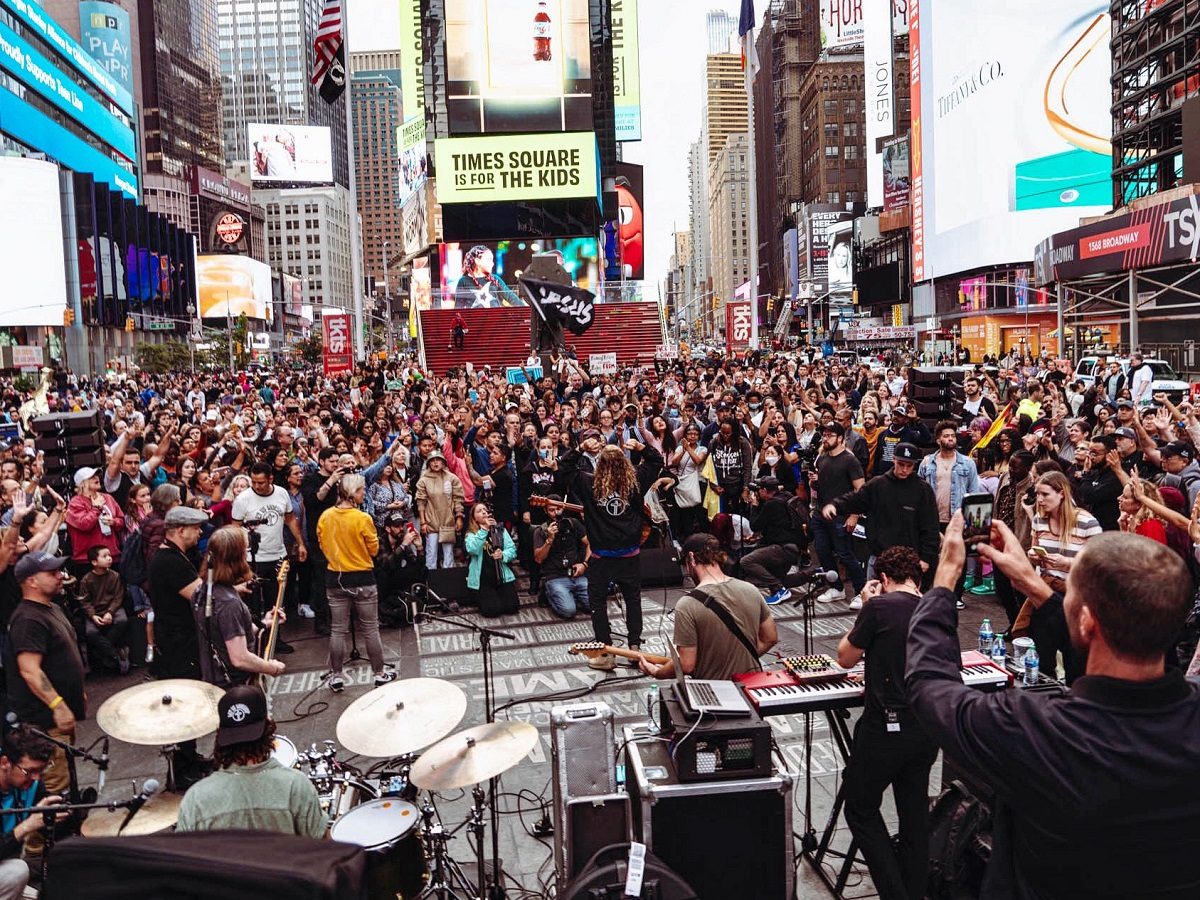 une foule à Times Square et ses écrans publicitaires