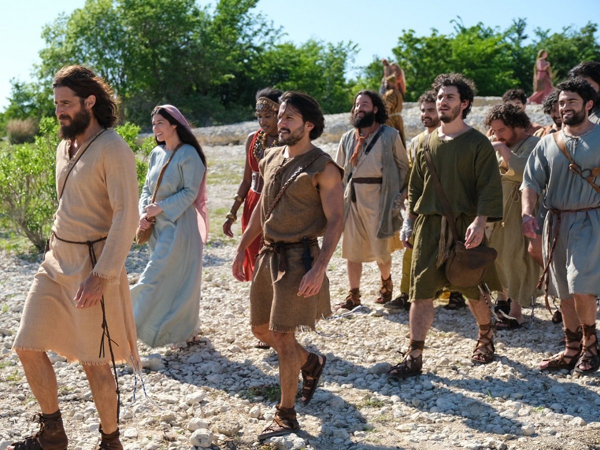 Image extraite de la série The Chosen . On y voit Jésus et ses apôtres en train de marcher.