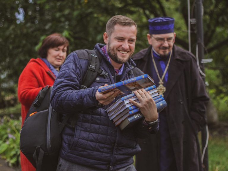 un homme distribue des bibles en ukrainien