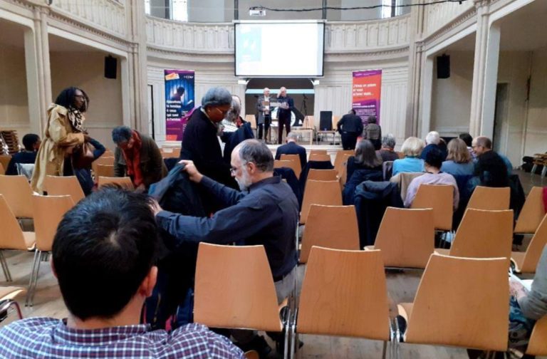 Les gens s'installent dans une vaste salle pour es 40 ans de la CEEF