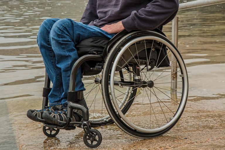 Un homme en fauteuil roulant.