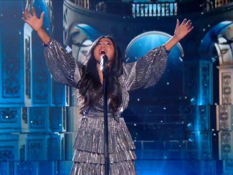 Anisha chante Hallelujah les bras tendus vers le ciel