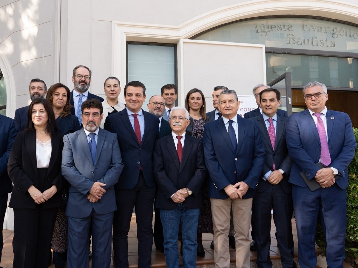 Les représentants institutionnels et les membres du Conseil évangélique d'Andalousie en costume devant l'Eglise évangélique baptiste de Cordoue