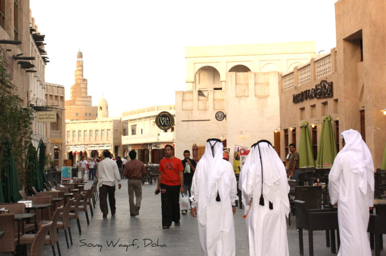 Rue piétonne à Doha, capitale du Qatar