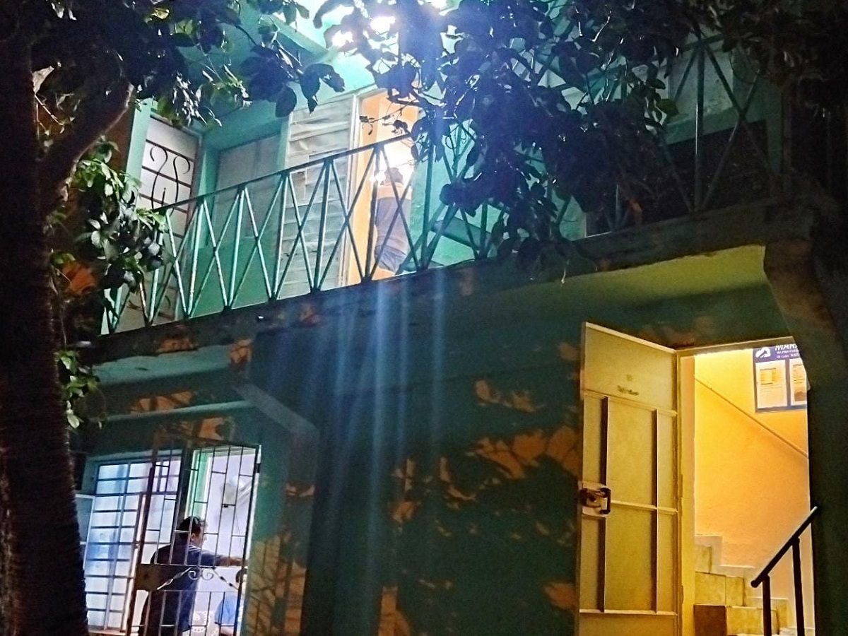 une maison servant d'Eglise à la Havane (Cuba) éclairée dans la nuit