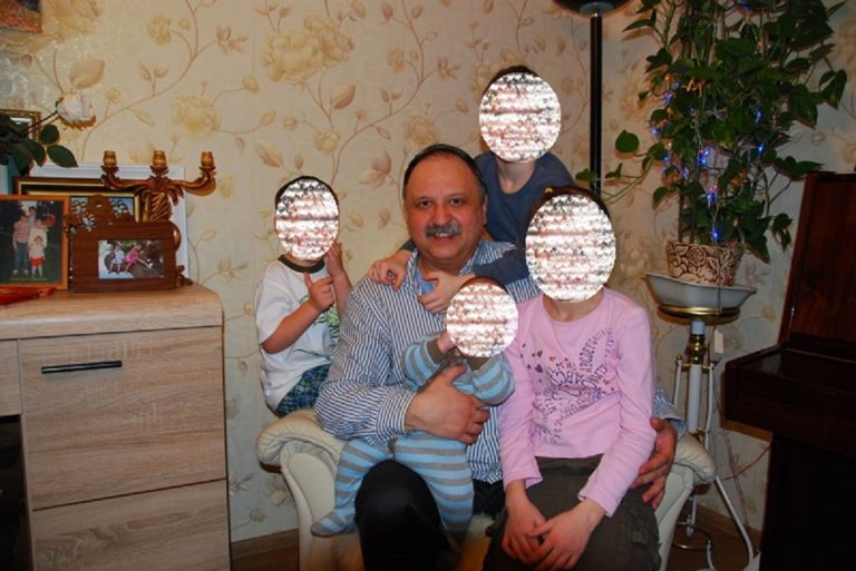Mykhailo Prorokov et ses quatre enfants