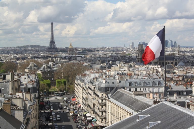 Un drapeau français flotte sur la ville de Paris