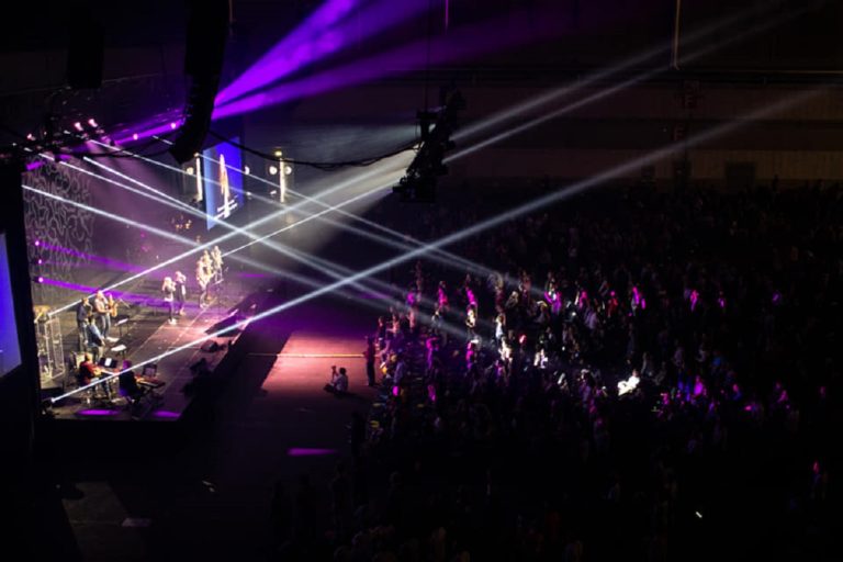 vue en hauteur d'une scène de spectacle avec des centaines de spectateurs