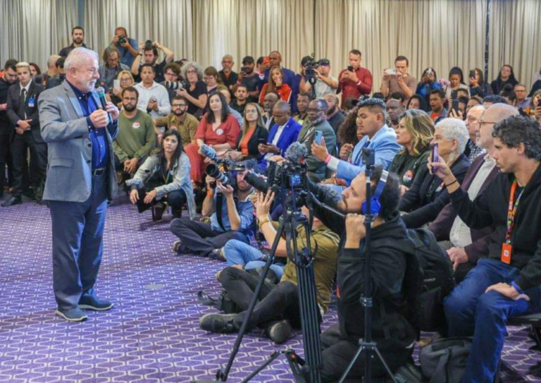 Luiz Inácio Lula da Silva lors d'une conférence de presse