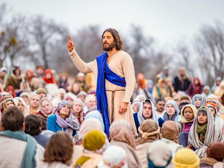Jonathan Roumie, l'acteur qui interprète le rôle de Jésus dans la série The Chosen, prononce le sermon sur la montagne devant la foule