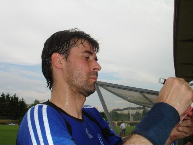 Vasilis Tsiartas, en maillot bleu, signe un autographe à un spectateur