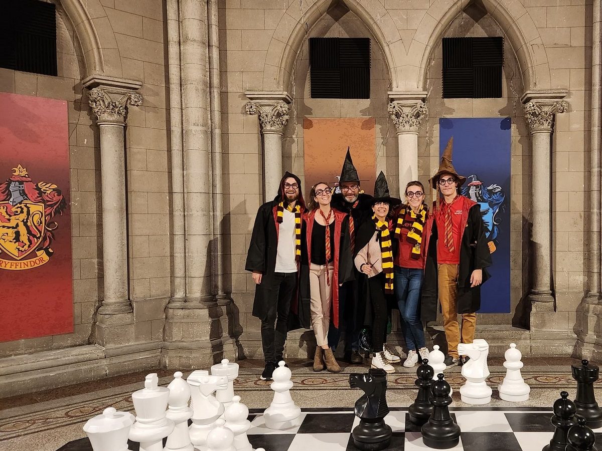 un groupe de participants dans l'ancienne église de Castres avec les vêtements de Harry Potter