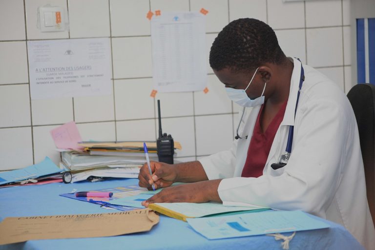 Un médecin écrit à son bureau