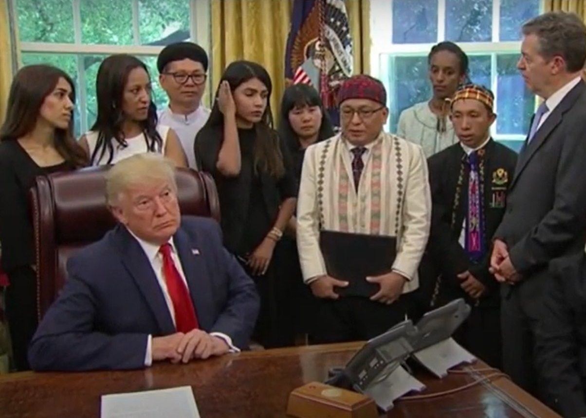 Donald Trump assis à la Maison blanche discute avec le pasteur Samson