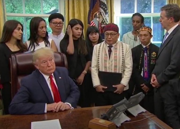 Donald Trump assis à la Maison blanche discute avec le pasteur Samson
