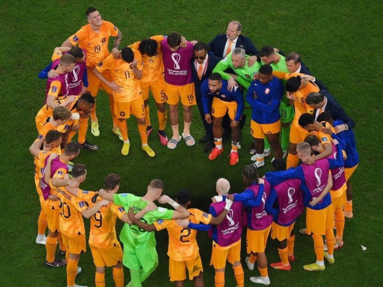 Memphis Depay prend la parole devant ses coéquipiers après la défaite contre l'Argentine en quart de finale de la Coupe du monde