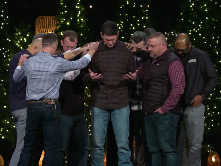 Matt Chandler entouré par les anciens de The Village Church qui posent la main sur lui et prient