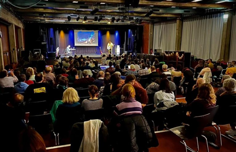 La salle de culte de l'Eglise Passion de Neuchâtel est remplie