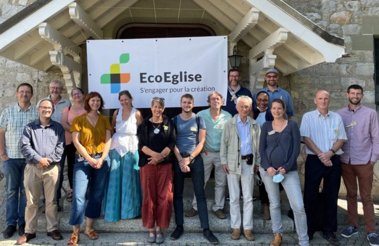 L'équipe d'EcoEglise, une quinzaine de personnes, posent devant une banderole