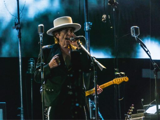 Bob Dylan sur scène en 2016 harmonica à la bouche