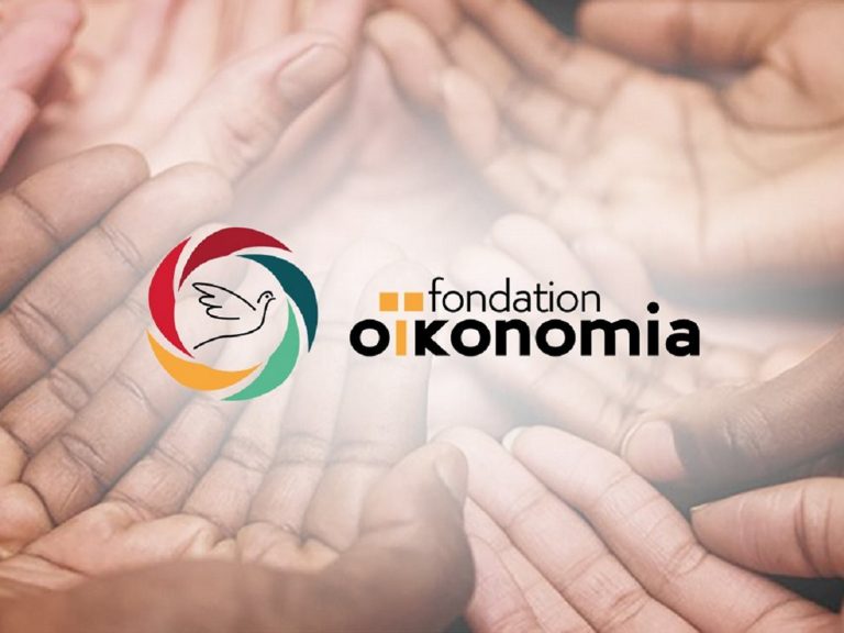 Image d'illustration avec des mains tendus et le logo de la Fondation Oïkonomia avec une colombe