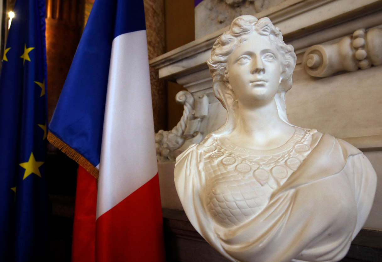 Un buste de Marianne près des drapeaux français et européen