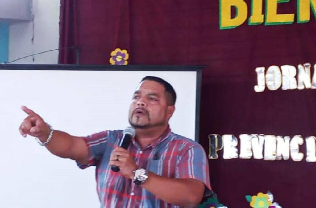 Le pasteur Mauricio Gomez en train de prêcher micro en main