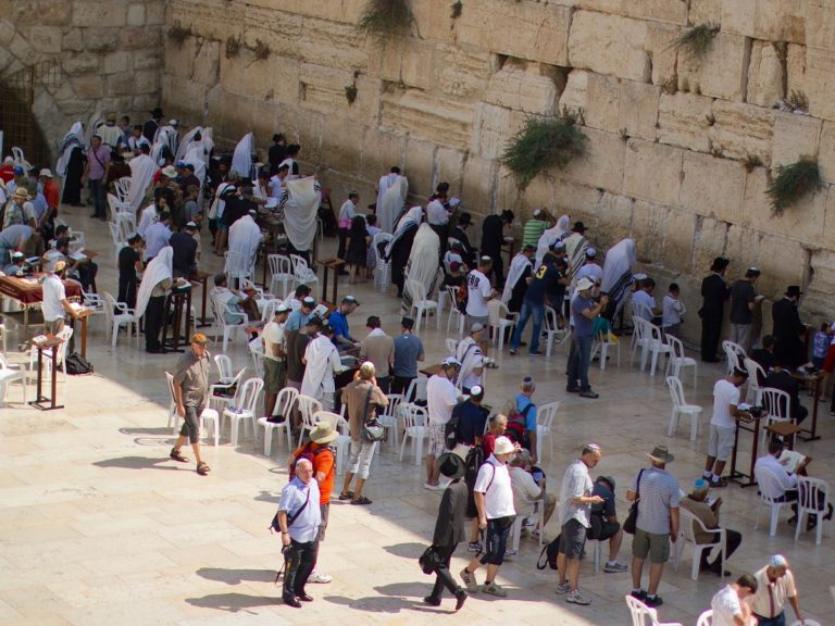 des croyants rassemblés devant le Mur des Lamentations à Jérusalem