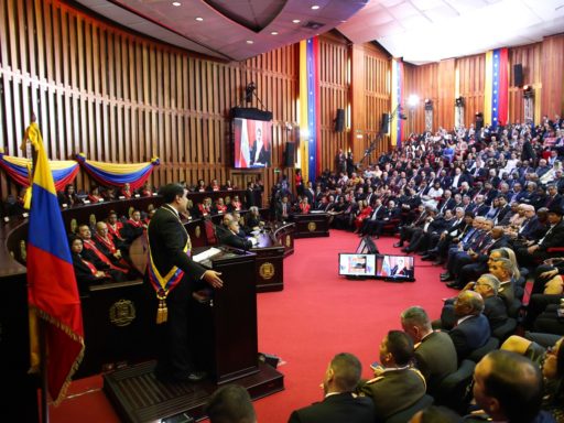 Nicolas Maduro prend la parole dans l'enceinte de la Cour Suprême du Venezuela