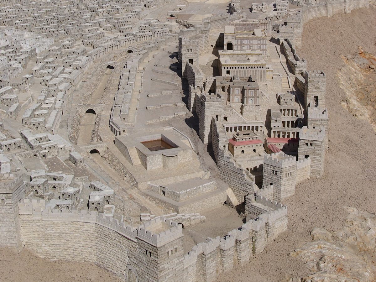 Image de la reproduction de la Cité de David avec la piscine de Siloé