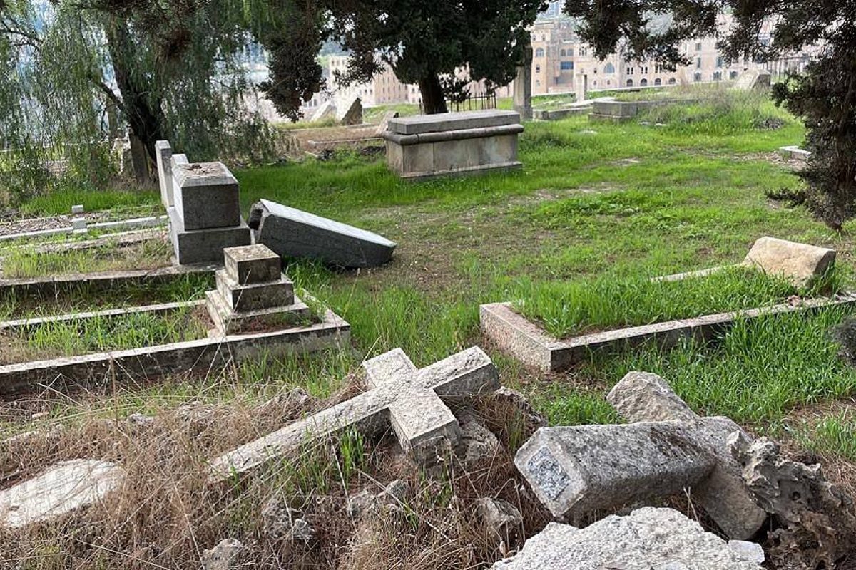 des croix et des tombes renversés dans un cimetière protestant de Jérusalem