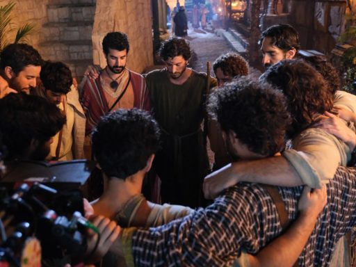 Image extraite de la série The Chosen. On y voit Jésus et ses disciples en train de prier.