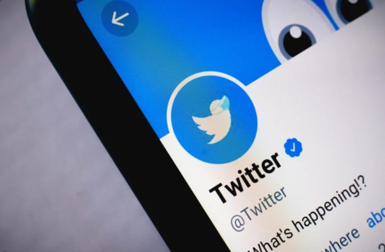 Compte Twitter sur un smartphone