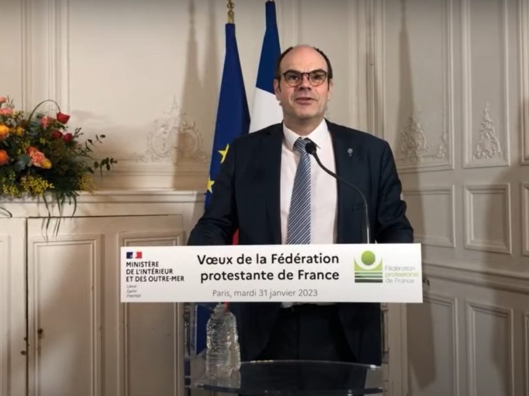 Christian Krieger, debout derrière un pupitre pour présenter les voeux de la Fédération protestante de France