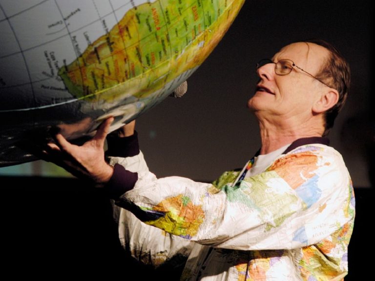 L'évangéliste George Verwer porte un ballon en forme de globe terrestre