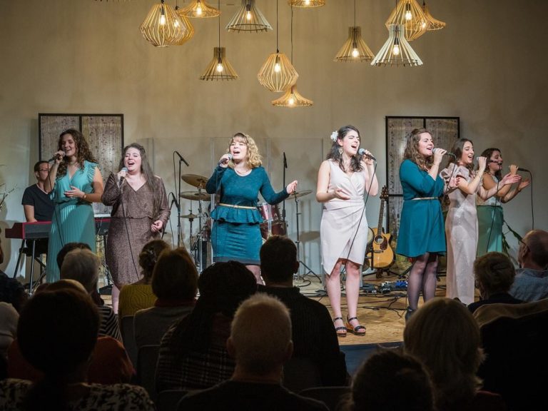 Huit cousines chrétiennes chantent ensemble devant l'Eglise évangélique de Lonay