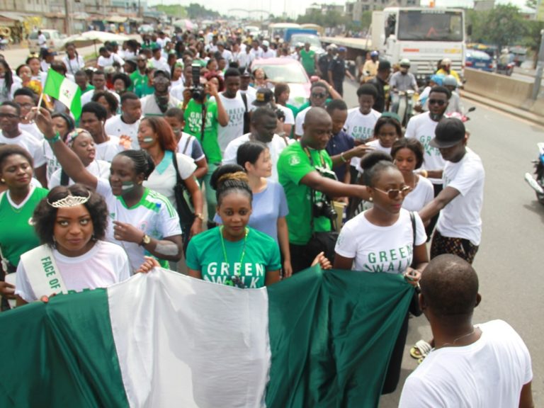 Des nigérians en vert et blanc manifestent dans la rue