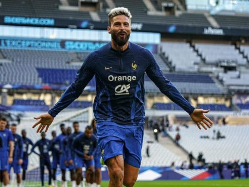 Olivier Giroud court vers l'appareil photo après un entraînement avec l'Equipe de France