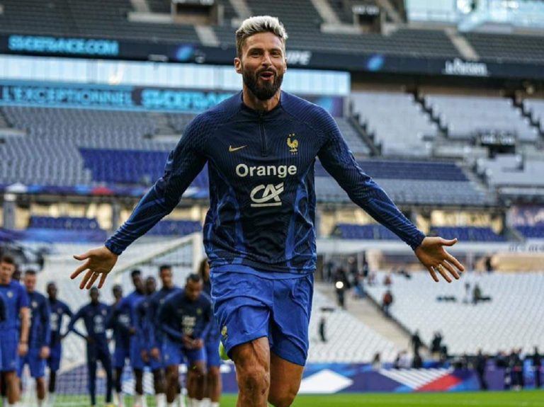 Olivier Giroud court vers l'appareil photo après un entraînement avec l'Equipe de France