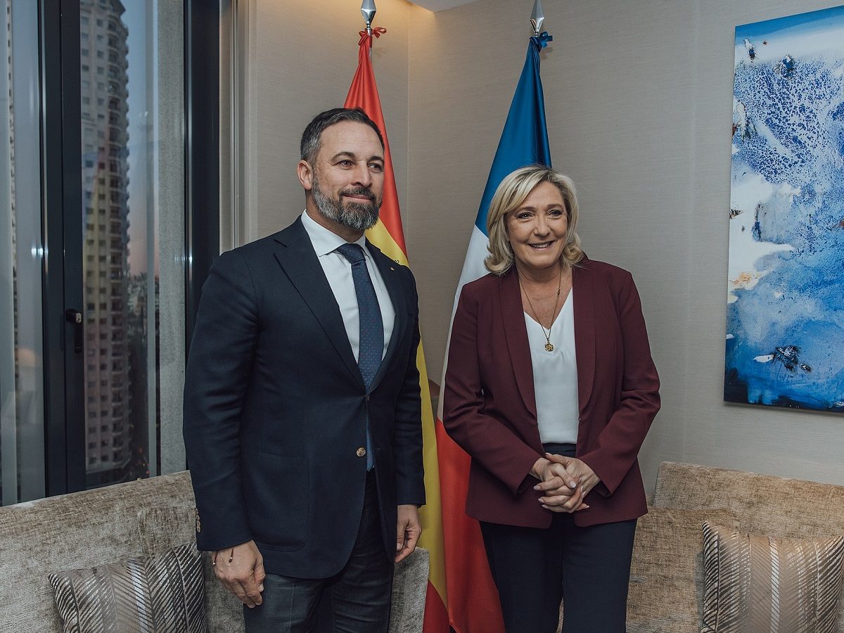 Santiago Abascal, leader du parti d'extrême droite Vox en Espagne et Marine Le Pen, député Rassemblement national en France