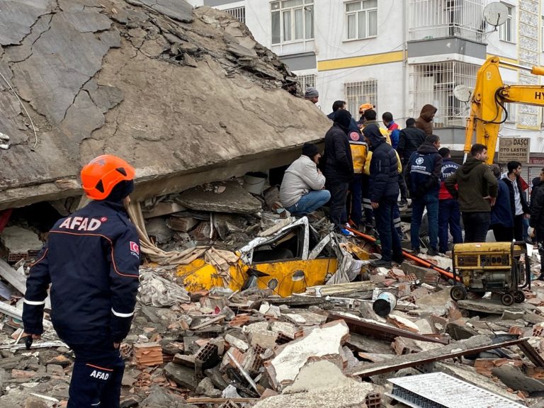 Des secouristes recherchent des survivants dans les décombres du séisme survenu en Turquie le lundi 6 février
