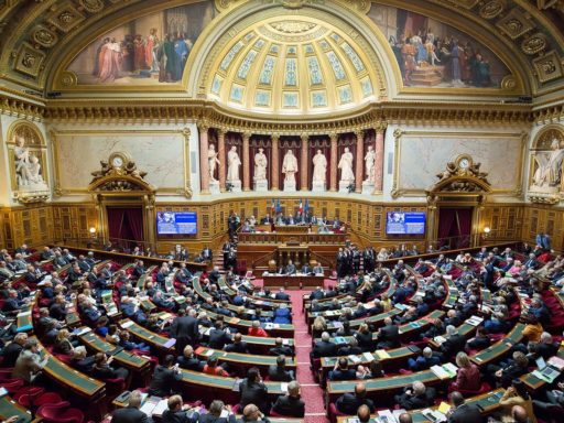 Vue de l'intérieur de l'hémicycle du Sénat français