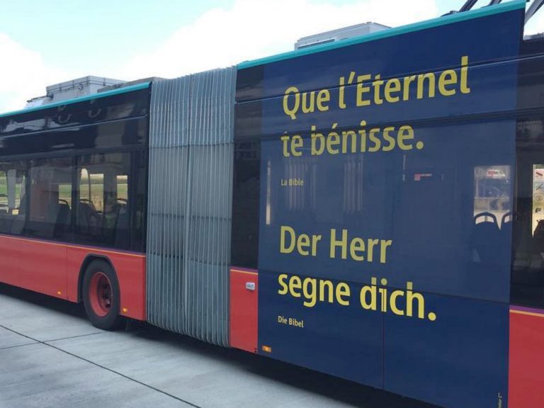 Une publicité "Que l'Eternel te bénisse" affichée sur un bus