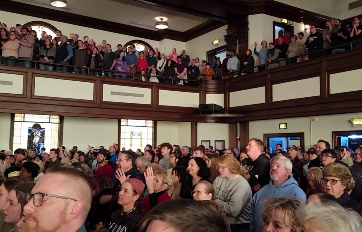 Une foule compacte dans l'auditorium de l'université d'Asbury