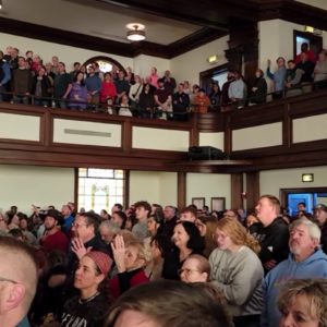 Une foule compacte dans l'auditorium de l'université d'Asbury